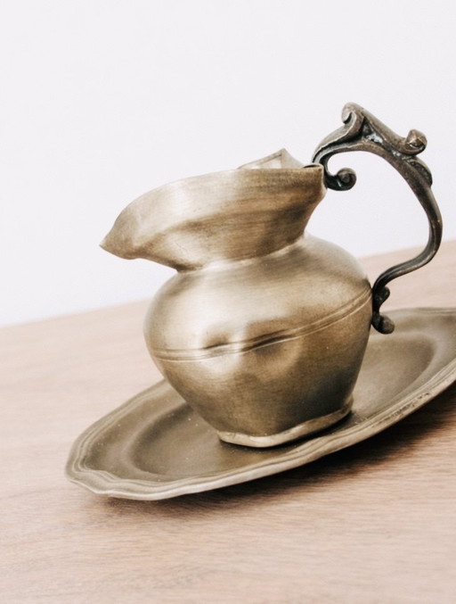 Kleiner antiker Zinnkrug mit Henkel – Krug- und Tablettset – Antikes Geschirr