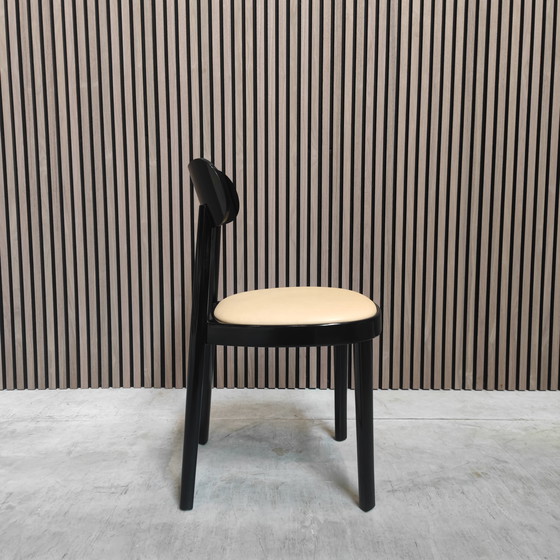Image 1 of Sedia Thonet 118 con struttura in faggio laccato nero e seduta in pelle beige
