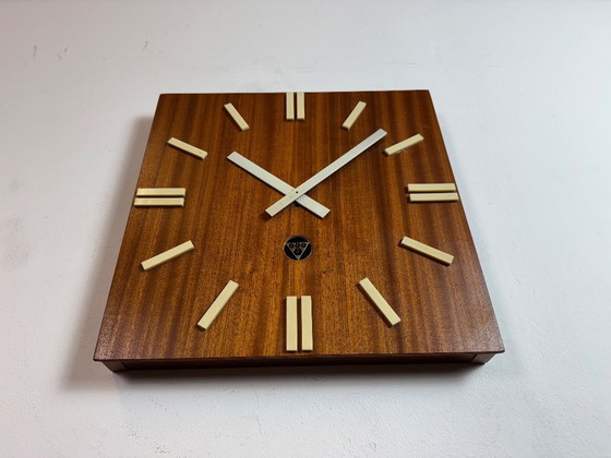 Image 1 of Orologio da parete vintage in legno marrone di Pragotron, anni '80