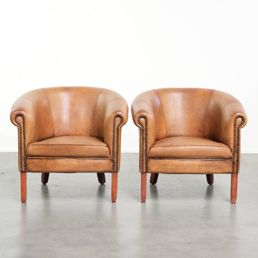 2 x Subtiele karaktervolle vintage schapenleren clubfauteuil met een mooie lichte kleur en een mooie patina look
