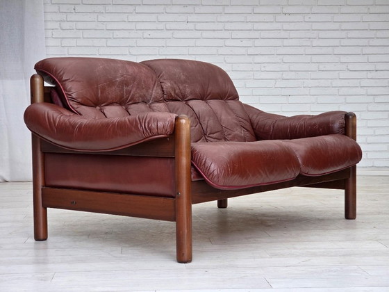 Image 1 of Schwedisches 2-Sitzer-Sofa aus den 1970er Jahren, braunes Leder mit Patina, dunkles Buchenholz.