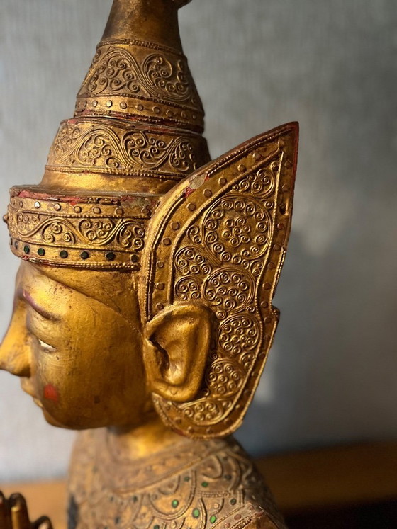 Image 1 of Statuette de gardien Thepphanom thaïlandais – Bois doré à décor rouge – Origine : Temple – Thaïlande centrale – vers 1960-1980