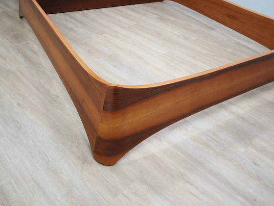 Image 1 of Italiaans bedframe uit de jaren 70 van gebogen walnotenhout met opbergruimte in het hoofdeinde.