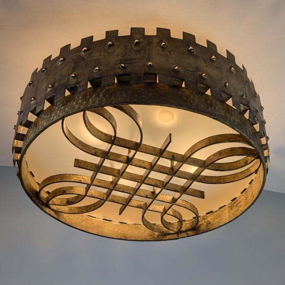Lampada da soffitto brutalista di metà secolo in ferro battuto dorato con motivo a castello, anni '40 (photo 8 of 11)