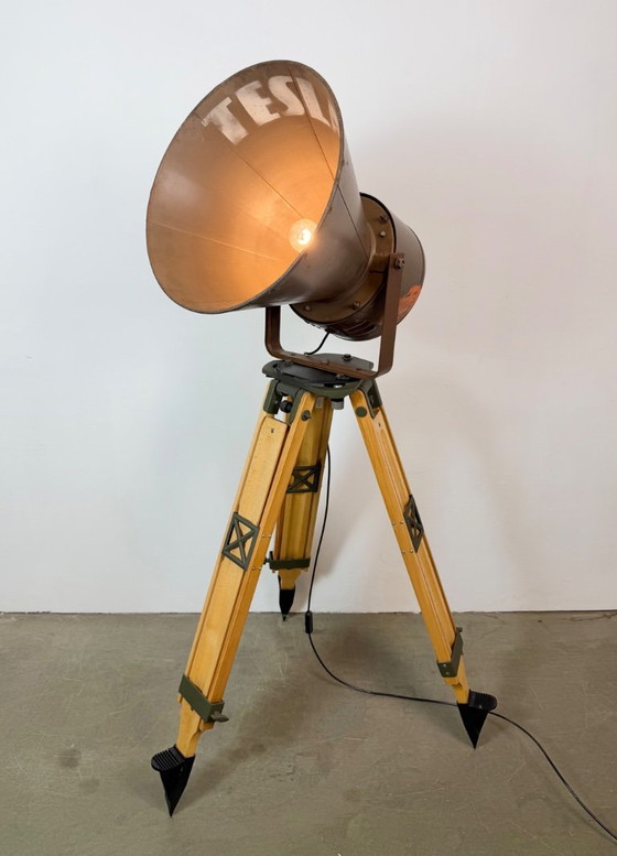 Large Industrial Factory Tesla Spotlight on Wooden Tripod, 1950s, Floor lights, Metal, Brown, Vintage (photo 15 of 15)