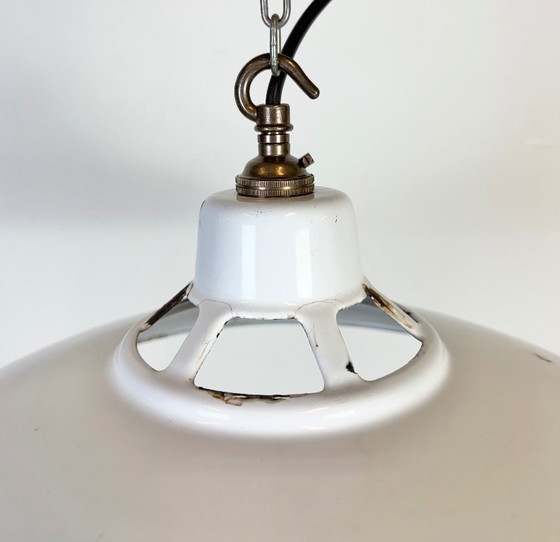 Image 1 of Industriële witte geëmailleerde fabriekshanglamp, jaren 60