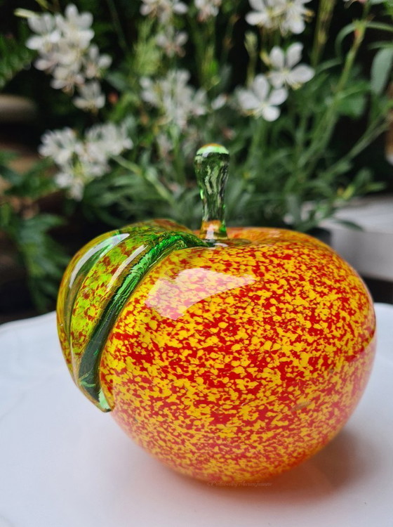 Image 1 of Manzana de vidrio macizo soplado a mano Johansfors ‘Astrakan’, diseño exclusivo de Luigi Barbaro.
