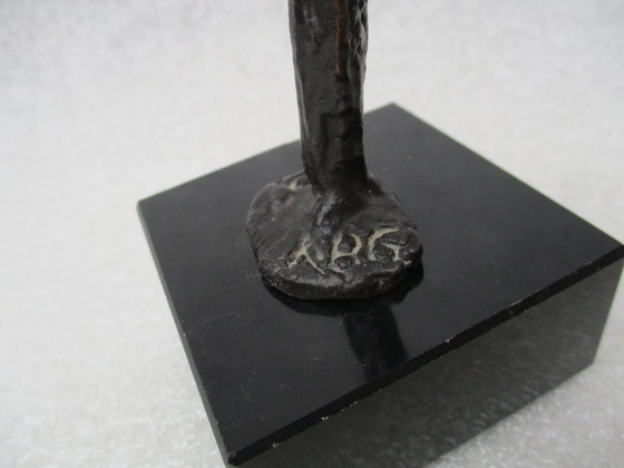 Image 1 of Klaas van den Berg - 1941 - 2018 Statua in bronzo "Ti mostrerò la strada"