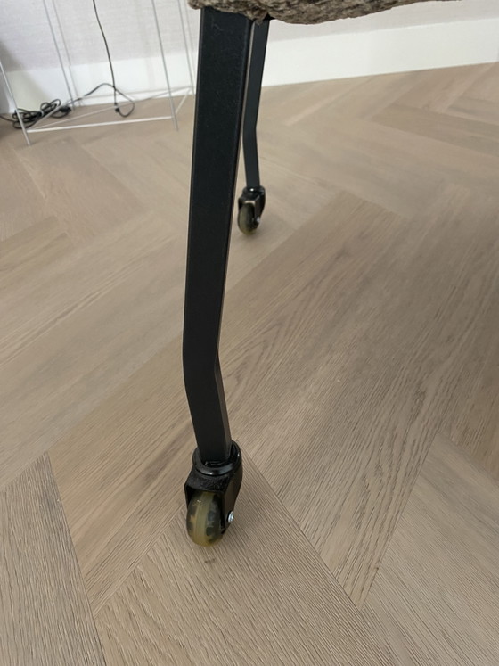 Image 1 of 6 sedie da pranzo Bodhi Bolt in tessuto marrone chiaro con gambe in acciaio e ruote da skateboard.