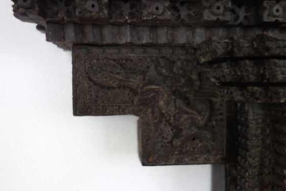 Image 1 of Antiek Newari-raam van gesneden hout, in Nepalese stijl.