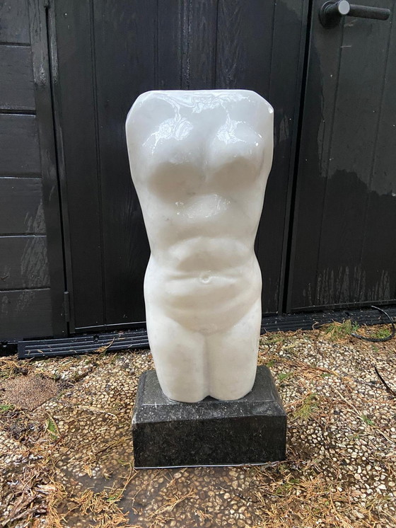 Image 1 of Torse en marbre signé femme