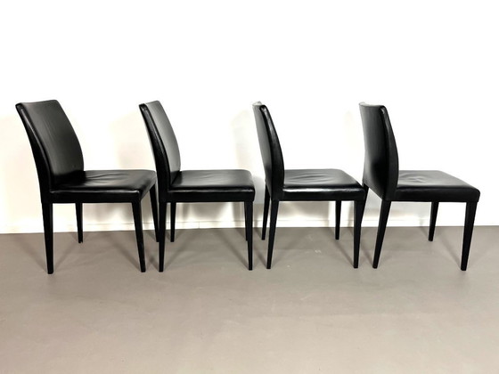 Image 1 of 4 chaises de salle à manger LIZ en cuir noir de style postmoderne, par Poltrona, Italie, années 1990.