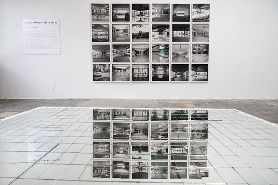 Image 1 of Pannello fotografico in bianco e nero composto da 24 pezzi raffigurante l'architettura di una piscina.