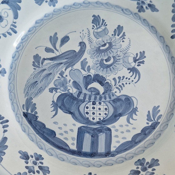 Image 1 of Firma Oud Delft Nijmegen 4 antike, zinnglasierte, handbemalte Pfauenteller aus Delfter Blau.