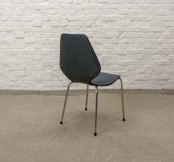 Image 1 of Set van vier minimalistische vintage keukenstoelen, nachtblauw kunstleer met chroomaccenten. België, jaren 60.
