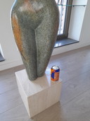 Escultura única de gran tamaño, de 110 cm de altura.
