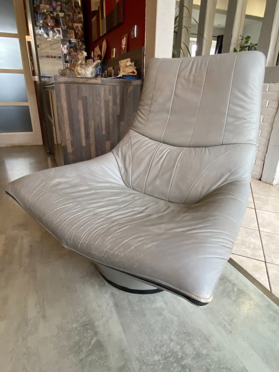 Image 1 of Mantis draaibare loungestoel met leren voetenbank van Gerard Van Den Berg, vintage jaren 70.