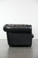 Schwarzes Chesterfield-Sofa mit 3 Sitzen aus Kuhfell und passendem Hocker