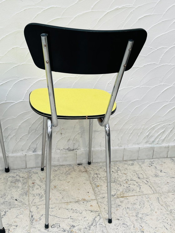 Image 1 of Een paar vintage chromen gele Formica keukenstoelen