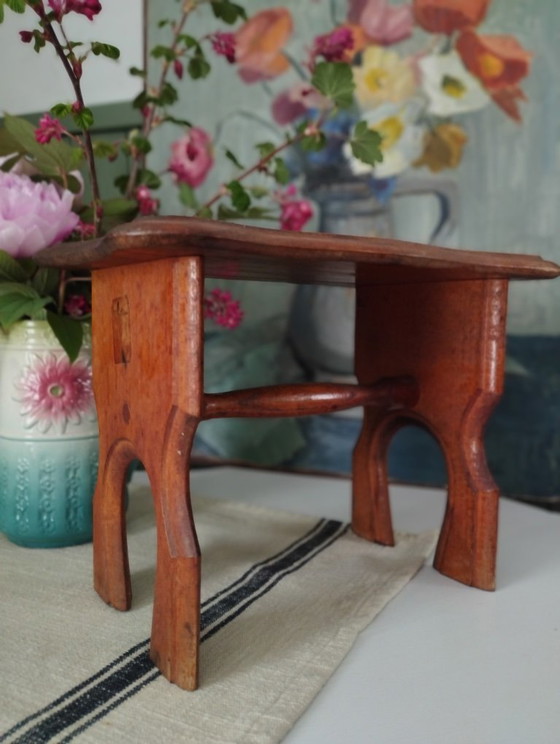 Taburete antiguo de madera con etiqueta "Le Printemps" – Au Printemps, Reposapiés y pufs, Wood (photo 4 of 9)