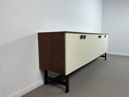 Aparador moderno de mediados de siglo fabricado en madera de wengué de los años 60.