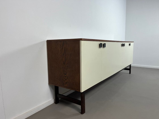 Image 1 of Aparador moderno de mediados de siglo fabricado en madera de wengué de los años 60.