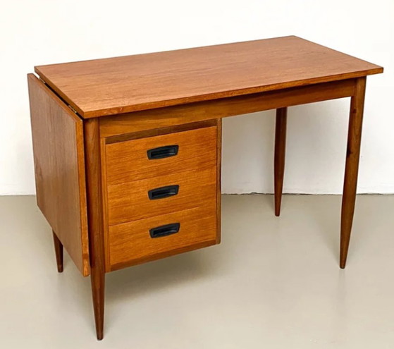 Image 1 of Arne Vodder zugeschriebener Teak-Schreibtisch mit Klappplatte aus der Mitte des 20. Jahrhunderts, dänisches Design
