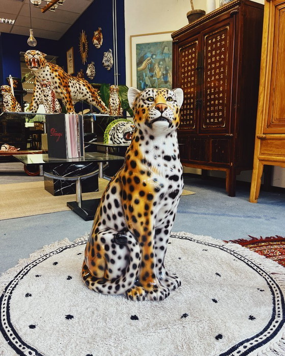 Image 1 of Escultura de leopardo en cerámica