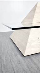 Mesa de centro piramidal de travertino