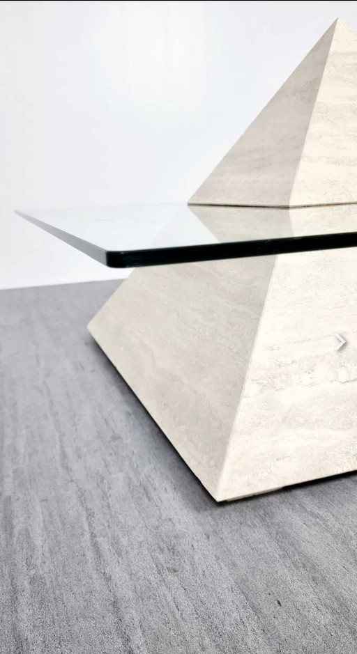 Tavolino da caffè piramidale in travertino