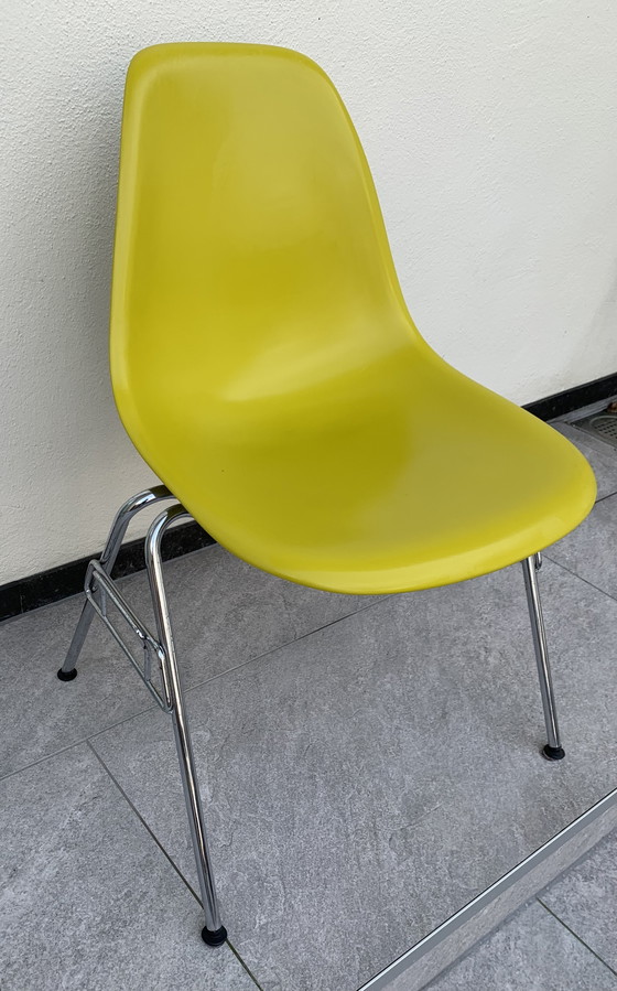 Image 1 of Chaise Vitra - Chaise d'appoint Eames en plastique RE DSS-N - Empilable (20 Disponible)