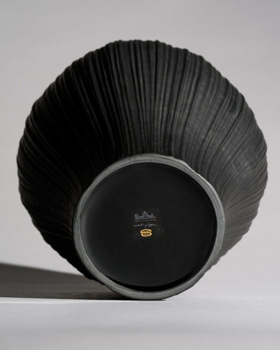 Image 1 of Zeldzame plissé porseleinen noire porseleinen vaas Martin Freyer voor Rosenthal H27cm