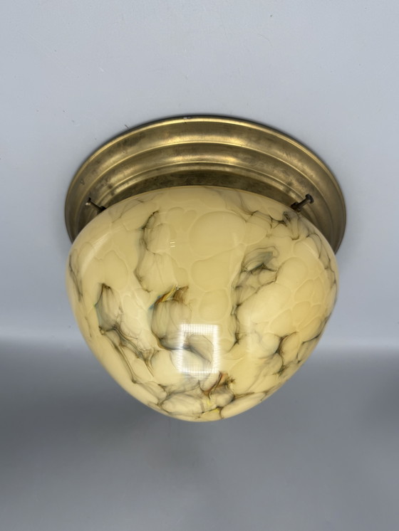 Image 1 of Vintage gemarmerde plafondlamp – elegantie in glas en messing