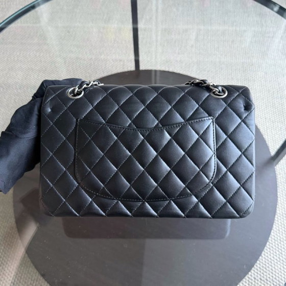 Image 1 of Sac Chanel Classic Flap moyen - 25 cm, en agneau matelassé noir, finitions argentées, série 12