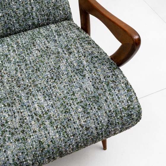 Image 1 of Een paar Italiaanse fauteuils in mid-century modern stijl met sculpturale houten armleuningen.