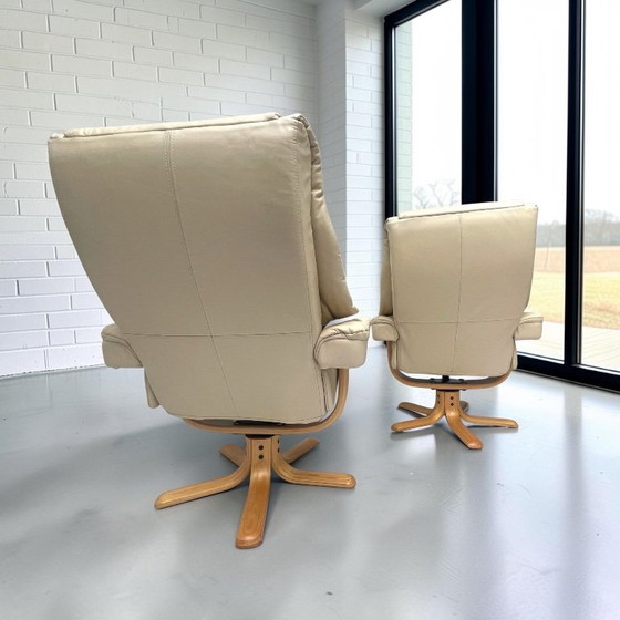 Dos sillones reclinables giratorios estilo Stressless de Ekornes – Wood (photo 5 of 10)