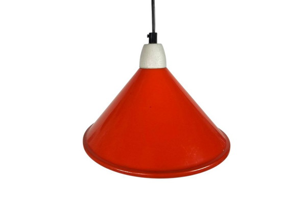 Image 1 of Suspension en métal au design industriel | orange | douille en porcelaine | années 80