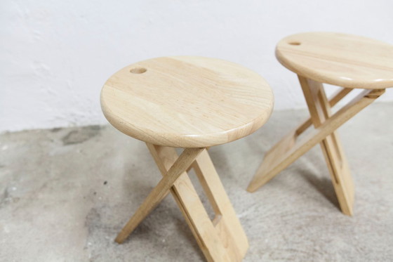 Image 1 of Een paar opklapbare krukjes van Adrian Reed uit de jaren 80.