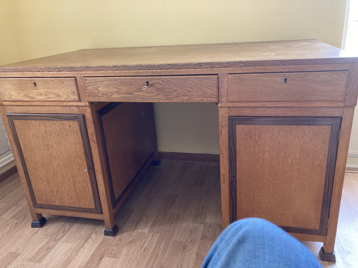 Escritorio de roble macizo con silla a juego.