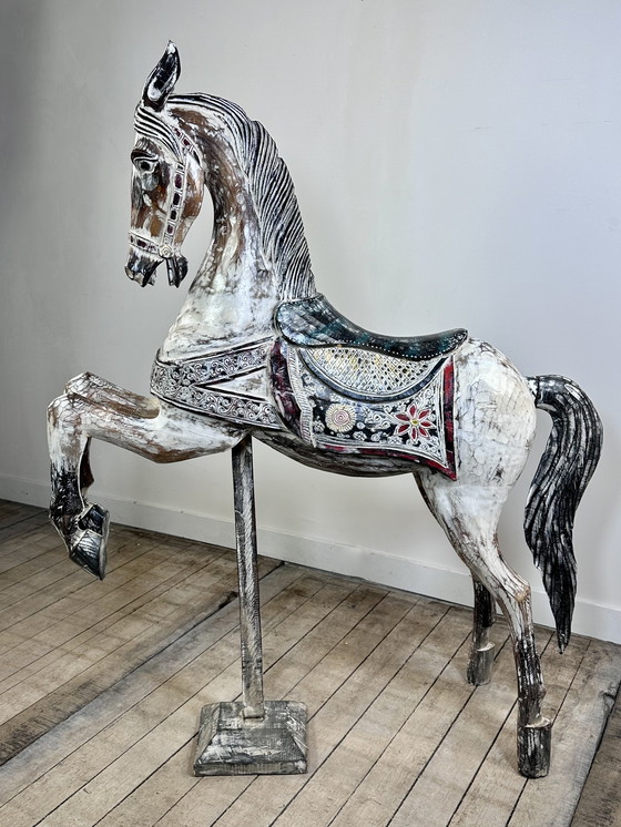 Image 1 of Cheval de manège en bois sculpté et patiné