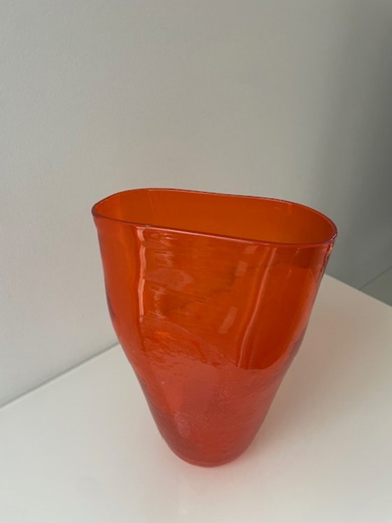 Image 1 of Jarrón soplado a mano en vidrio naranja intenso.