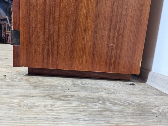 Image 1 of Icono del diseño, cómoda de teca, estilo moderno de mediados de siglo, década de 1960.