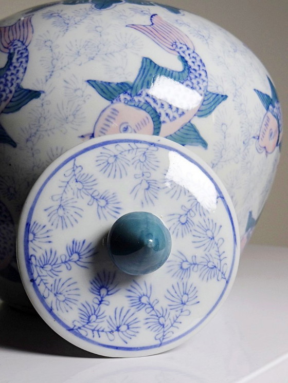 Image 1 of Vaso o pentola cinese d'epoca con coperchio e motivi di carpe koi