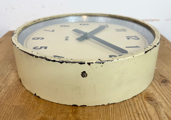 Image 1 of Reloj de pared industrial color beige de IBM, década de 1950.