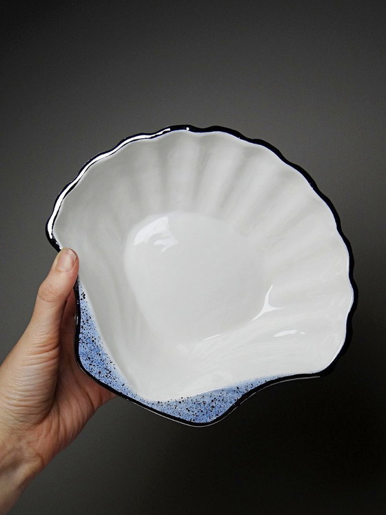 Image 1 of Zeldzame grote vintage Christian Dior sieradenbak uit de jaren 80, gemaakt van keramiek in de vorm van een sint-jakobsschelp.