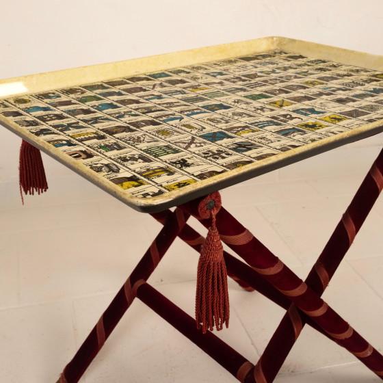 Vassoio araldico di Piero Fornasetti, montato come tavolo su base Foldes, anni '50 – Tavolini, Wood, Velvet (photo 4 of 20)