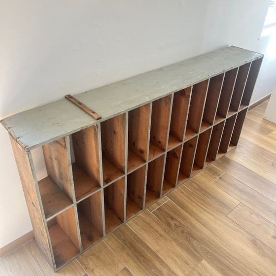 Image 1 of Großer antiker Werkstattschrank mit patinierten Holzfächern, 20. Jahrhundert.