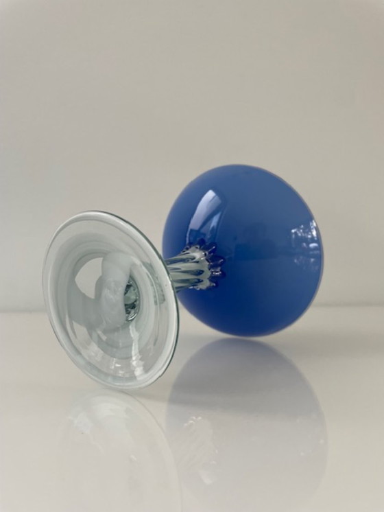 Image 1 of Gobelet vintage italien en verre de Murano – bleu et blanc – fait main