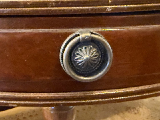 Mesa auxiliar redonda de madera con incrustaciones de cuero verde, Mesas auxiliares, Marrón, Vintage (foto 4 de 7)