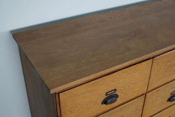 Image 1 of Grote vintage Nederlandse eiken winkelkast / dressoir, jaren 1950